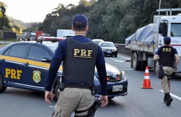 Agentes da PRF em operação nas rodovias federais para garantir a segurança das eleições em todo o país