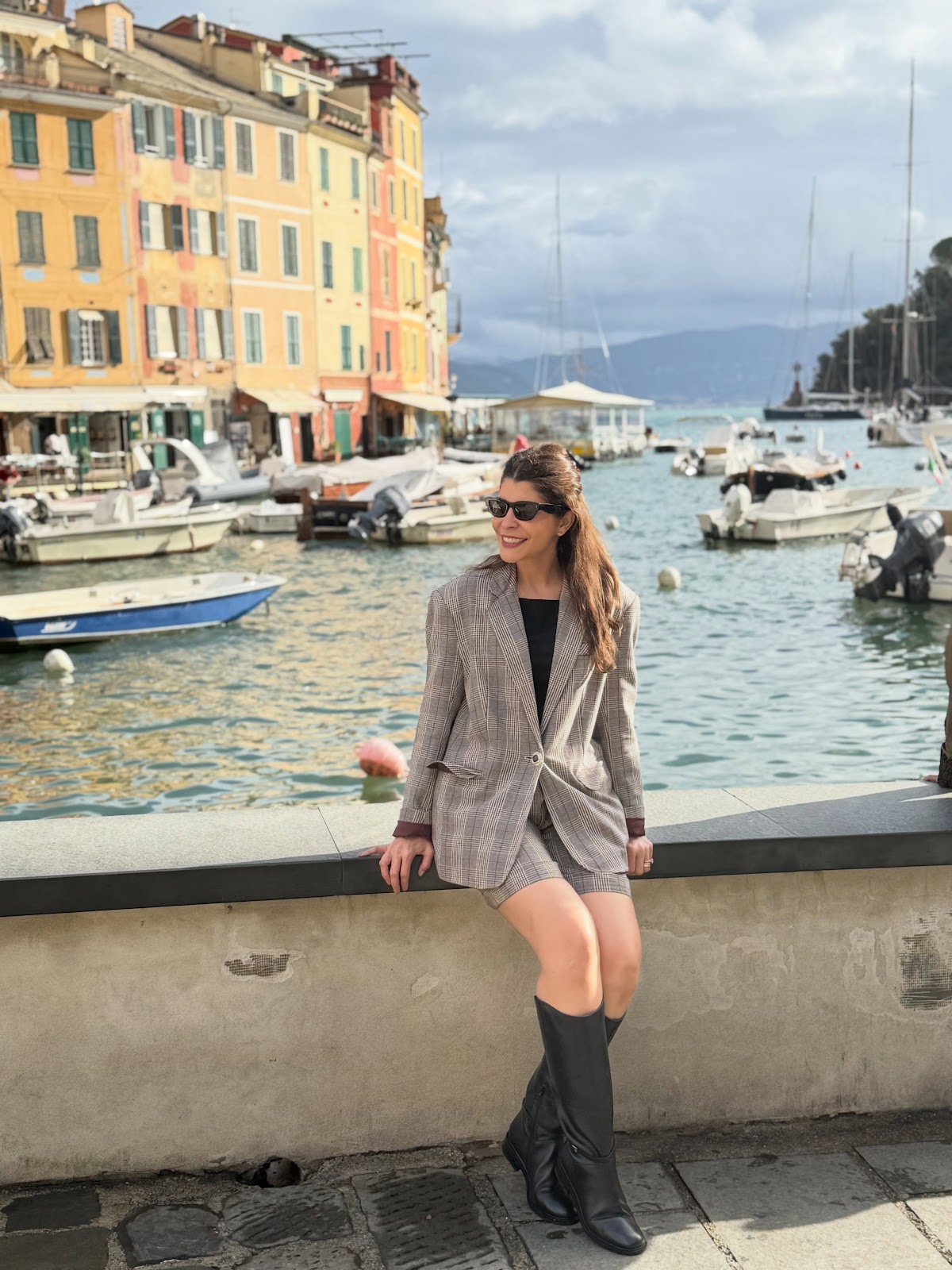 Karla Grizotti compartilha registro de viagem a Portofino, destacando a tranquilidade e a gratidão pelo momento.