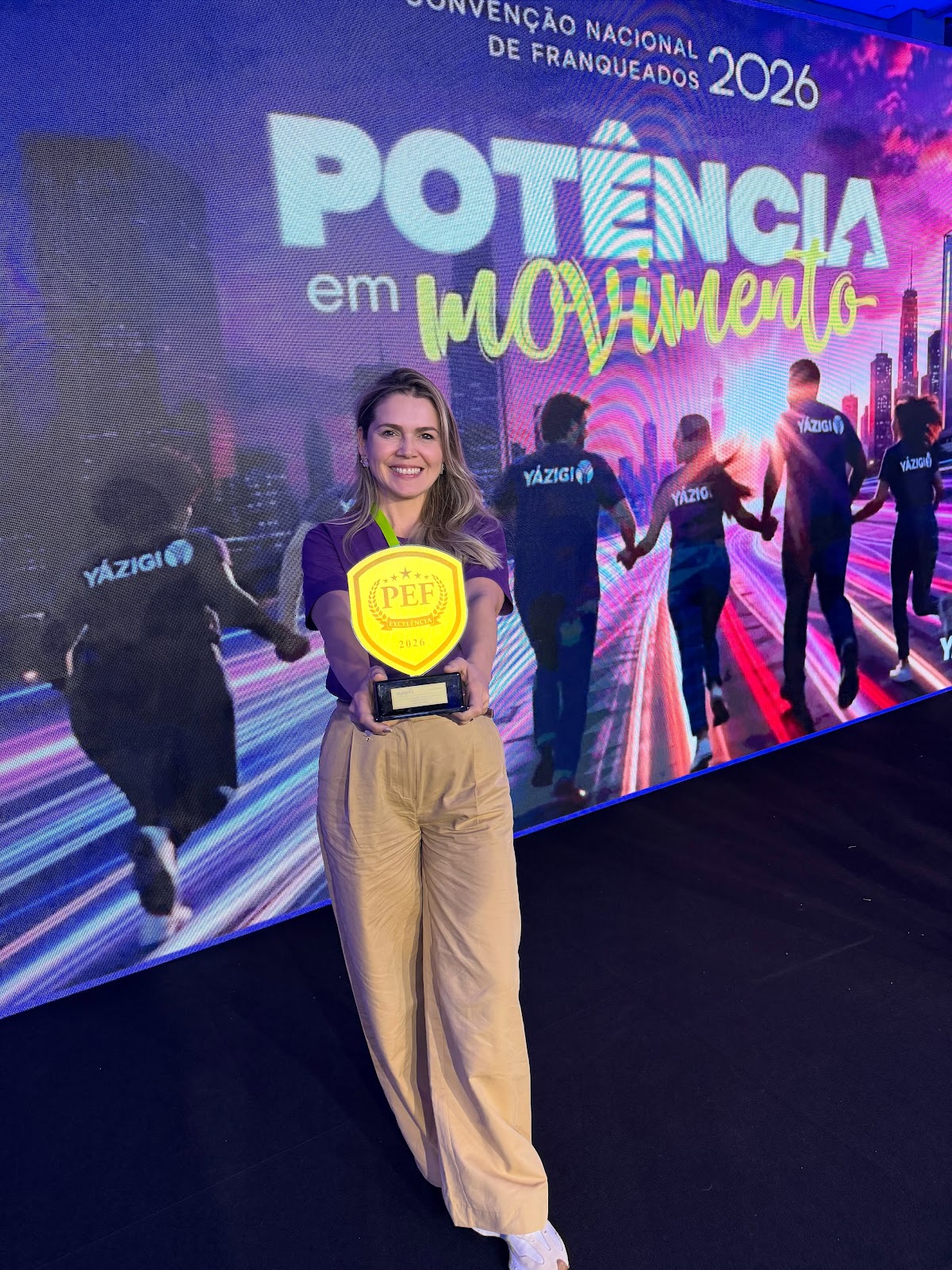 Marcela Botinelly celebra a conquista do Prêmio de Excelência em Gestão Yázigi, fruto do trabalho dedicado de toda a sua equipe.